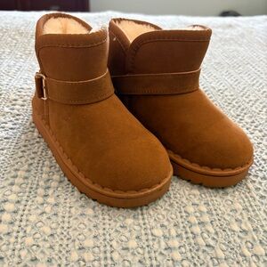 Cozy Tan and Cream Toddler Girl Ankle Boots sz 11T